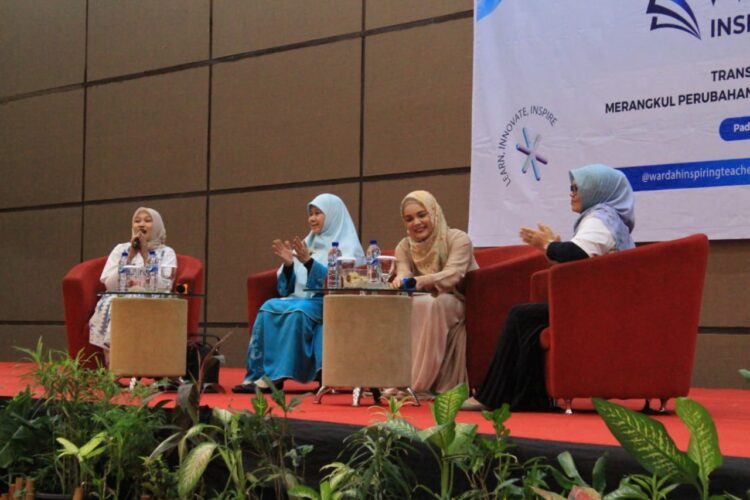 Sosialisasi WIT menghadirkan narasumber Tokoh Inspiratif Aktris, Dewi Sandra, Ketua TP PKK Sumbar, Harneli Mahyeldi, Head Of Corcomm Paragon Corp, Suci Hendrina, Kepala Dinas Pendidikan Sumbar Barlius, Guru dan Alumni WIT tahun 2021, Yusma Elda.