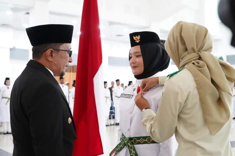 Bupati Eka Putra Kukuhkan 71 Anggota Paskibraka Tanah Datar Tahun 2023 1 Bupati Eka Putra lakukan proses pengukuhan Paskibraka Tanahdatar. (chandra antoni