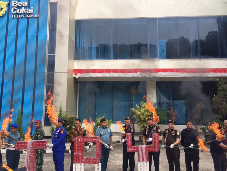 PEMUSNAHAN-Kepala Kantor Wilayah DJBC Provinsi Riau, Agus Yulianto bersama Kepala KPPBC Teluk Bayur, Indra Sucahyo dan pihak terkait lainnya, memusnahkan 6,3 juta batang rokok ilegal dengan cara dibakar.