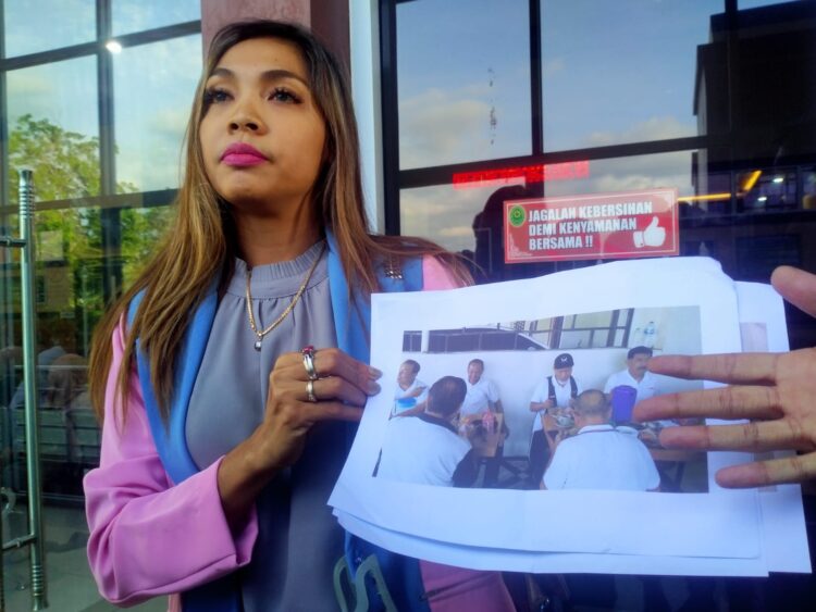 Endre Saifoel Jadi Saksi Sidang Perkara Dugaan Pemalsuan Surat Kendaraan 1 PH Endre Saifoel, Given Sri Karwina Putri memperlihatkan foto terdakwa perkara pemalsuan surat kendaraan.