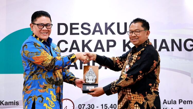 OJK Gelar TOT di Tanahdatar 1 Otoritas Jasa Keuangan (OJK) Provinsi Sumatera Barat menerima cindera mata dari Elizar. (chandra antoni)