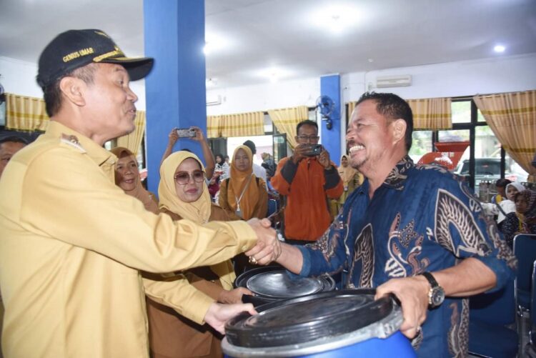 SERAHKAN BANTUAN— Wako Genius Umar menyerahkan sejumlah alat pertanian yang diterima oleh perwakilan kelompok tani dari berbagai kecamatan dan desa.