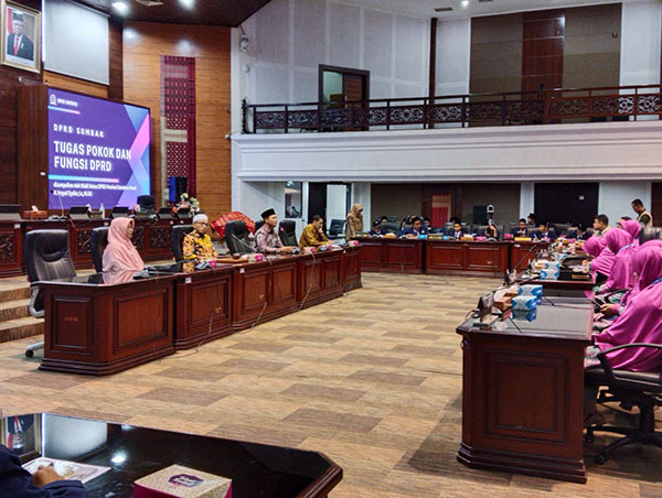 MENGUNJUNGI— Sejumlah siswa kelas VII SMP IT Mutiara Hati Payakumbuh mengunjungi gedung Dewan Perwakilan Rakyat Daerah (DPRD) Provinsi Sumatera Barat.