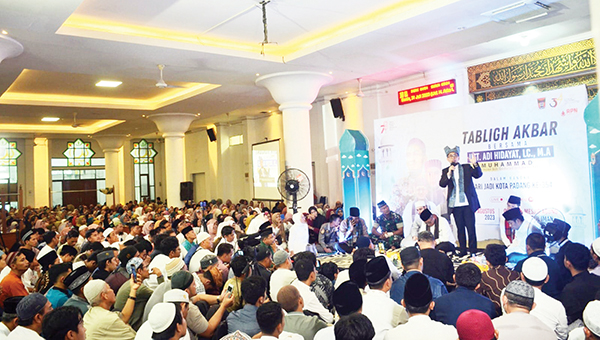 Ribuan Masyarakat Padati Tabligh Akbar UAH di Masjid Agung Nurul Iman 1 TABLIGH AKBAR— Ustaz Adi Hidayat (UAH) memberikan tausyiah dalam acara Tabligh Akbar di Masjid Agung Nurul Iman, Jumat (4/8) pagi. Ustaz Adi Hidayat datang memenuhi undangan Wali Kota Padang, Hendri Septa dalam memperingati Hari Jadi Kota (HJK) Padang ke-354.