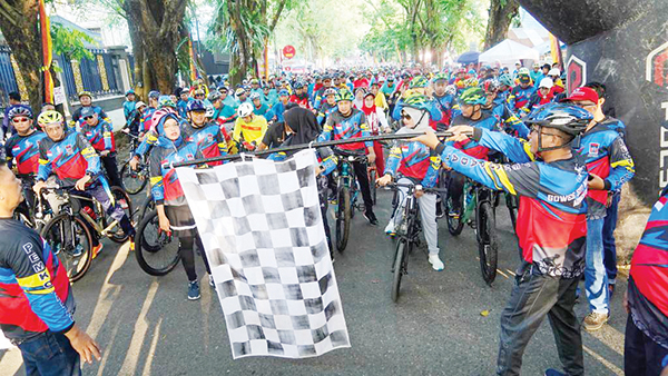 Meriahkan HUT Kota Padang, 30.192 Peserta Ikuti GSNA VII 1 PELEPASAN PESERTA— Wali Kota Padang Hendri Septa melepas puluhan ribu peserta Gowes Siti Nurbaya Adventure (GSNA) VII Tahun 2023 yang digelar di GOR H. Agus Salim, Minggu (6/8) pagi lalu.