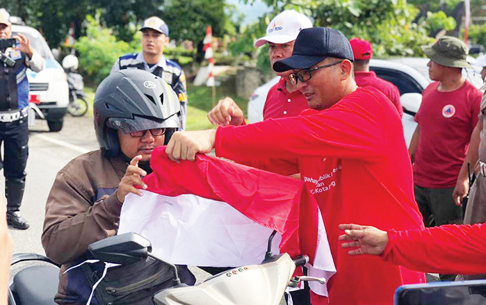 Pemko Padang Bagikan 12.500 Bendera Merah Putih Gratis, Kibarkan Sebulan Penuh, Kobarkan Nasionalisme! 1 SEMANGAT NASIONALISME— Wako Hendri Septa bersama Kapolresta Padang Kombes Pol Ferry Harahap, Dandim 0312 Padang, Jadi S.I.P, Kepala Kejari Padang M Fatria, dan pimpinan OPD Pemko, membagikan ribuan bendera merah putih untuk warga di depan kantor Balaikota Aiepacah, Rabu (2/8).