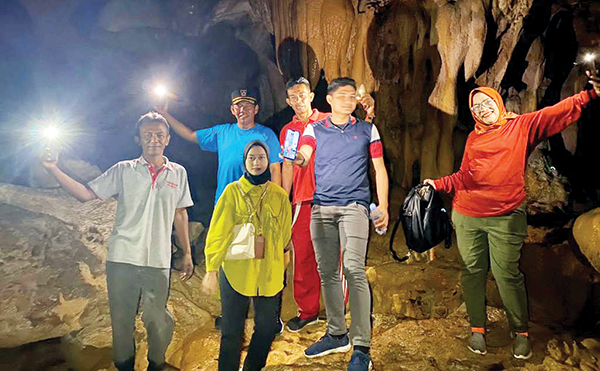 GOA KELELAWAR— Tim Ekspedisi Dinas Pariwisata yang dipimpin langsung Kadis Pariwisata Zyudi Indra Syahni, mengabadikan momen dan keindahan Goa Kelelawar yang memiliki susunan bebatuan yang terlihat seperti tetesan lilin, bergelombang, berkilauan, ada yang berwarna hijau dan kuning.