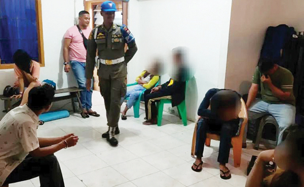 PASANGAN ILEGAL— Petugas Satpol PP berhasil mengamankan 3 pasangan tanpa dokumen pernikahan sah, serta 2 perempuan tanpa identitas saat razia dan penertiban di sejumlah titik, Senin (21/8) dinihari. Selain itu, petugas juga menyita puluhan botol minol dari kafe dan karaoke.