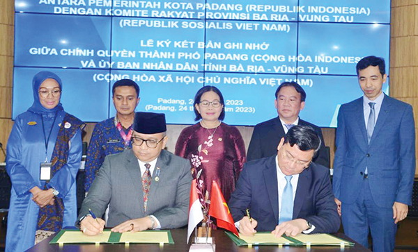 PENANDATANGAN MOU— Sekda Kota Padang Andree Algamar dengan Wakil Ketua Komite Rakyat Provinsi Ba Ria Vung Tau Nguyen Cong Vinh, melakukan perpanjangan atau pembaruan dari penandatangan MoU,di Abu Bakar Jaar, Balaikota Padang.