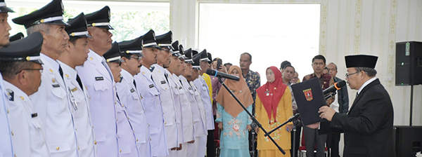 PENGAMBILAN SUMPAH— Bupati Agam Andri Warman melakukan pengambilan sumpah kepada 38 Wali Nagari terpilih hasil Pemilihan Wali Nagari (Pilwana) secara e-voting 2023, Kamis (24/8).