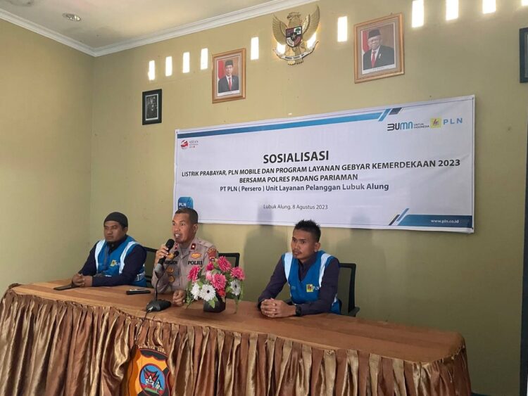 PLN Sosialisasi Layanan dan Produk pada Anggota Polri 1 SOSIALISASI--PLN UP3 Padang melakukan sosialisasi beberapa layanan dan produk PLN kepada anggota Polri di Polres Padang Pariaman, Jumat (11/8).
