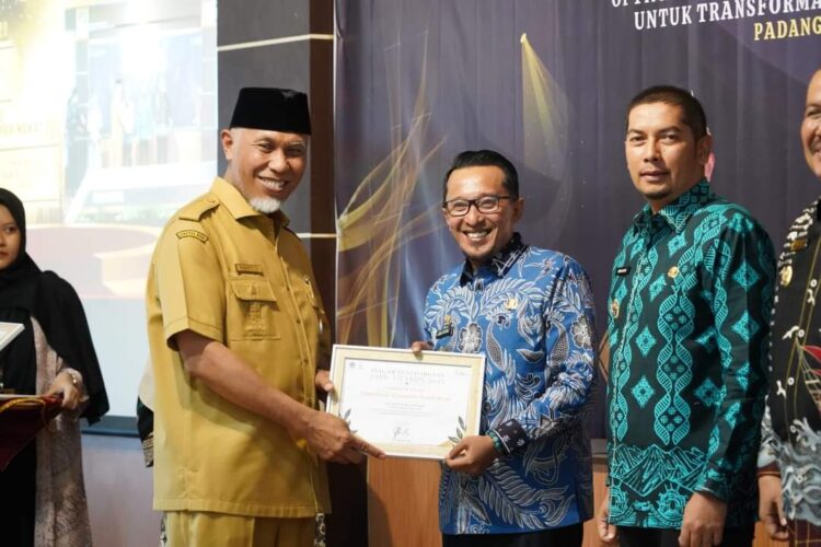Kabupaten Tanah Datar meraih penghargaan DJPb Award 2023 1 Bupati Eka Putra terima piagam penghargaan dari Gubernur Sumbar Mahyeldi. (chandra antoni)