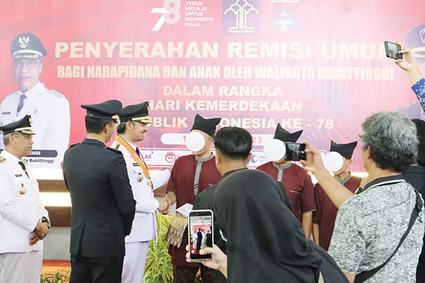 BERI SELAMAT— Walikota Bukittinggi Erman Safar memberikan selamat kepada warga binaan Lapas Kelas Klas IIA Bukittinggi yang memperoleh remisi pada hari Kemerdekaan RI ke-78.