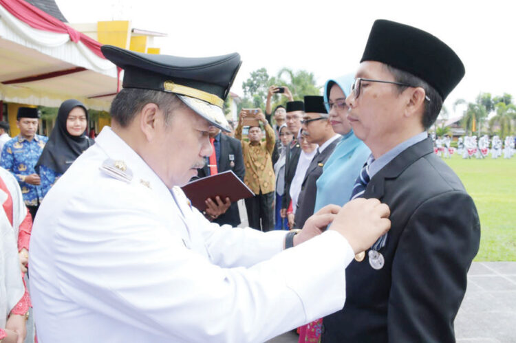 470 ASN Agam Terima Satya Lencana dari Presiden RI 1 TANDA KEHORMATAN— Sebanyak 470 ASN) Pemkab Agam menerima anugerah tanda kehormatan Satyalancana Karya Satya dari Presiden Republik Indonesia. Penghargaan ini disematkan langsung oleh Bupati Agam, Dr H Andri Warman, MM seusai pelaksanaan upacara pengibaran bendera HUT RI ke-78, Kamis (17/8).