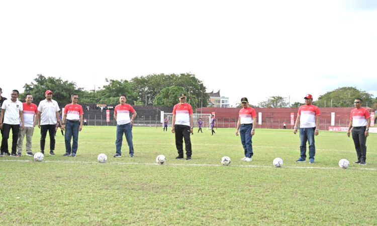 BUKA TURNAMEN— Gubernur Sumbar, Mahyeldi Ansharullah disaksikan Forkopimda, KONI Sumbar dan jajaran Pemprov Sumbar membuka Turnamen Sepak Bola Gubernur Cup 2023