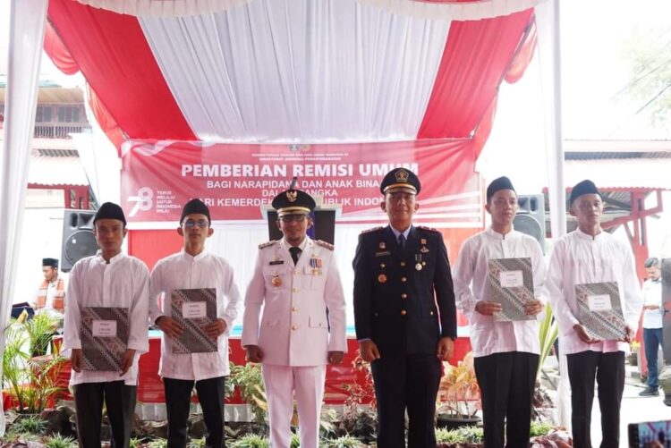 70 Warga Binaan LP Batusangkar Terima Remisi 1 Bupati Eka Putra dan Kalapas II B Muhammad Kameily Batusangkar foto bersama perwakilan yang menerima remisi. (chandra antoni)