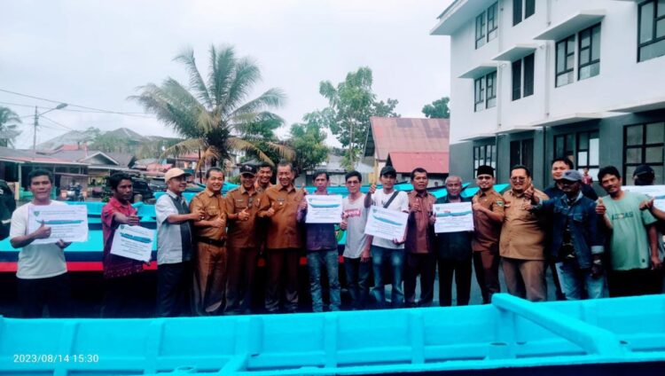 Bupati Pessel Pesan pada Nelayan, Bantuan Perahu Jukung bisa dirawat 1 8 2