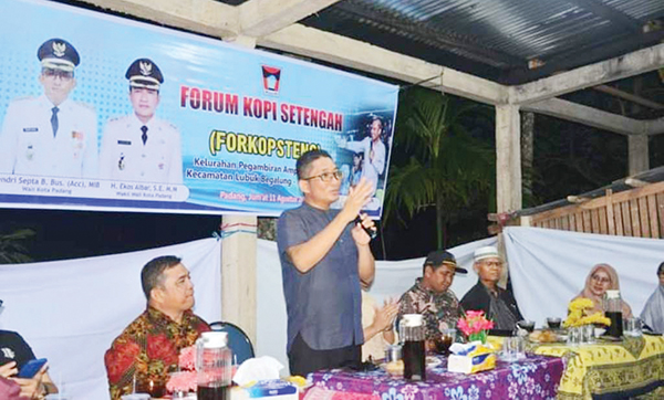 Wako Padang Jemput Aspirasi Warga di Forum Kopi Setengah 1 JEMPUT ASPIRASI— Wali Kota Padang Hendri Septa bertemu dengan warga dalam acara Forum Kopi Setengah (Forkopsteng) yang digagas Pemerintah Kecamatan Lubuk Begalung, di Posko RT 04 RW 10 Komplek Pagambiran Permai, Kelurahan Pagambiran Ampalu Nan XX, Kecamatan Lubuk Begalung, Jumat (11/8) malam.