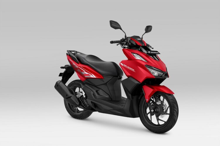 WARNA BARU— Active Matte Red menjadi salah satu pilihan warna terbaru pada New Honda Vario 160.