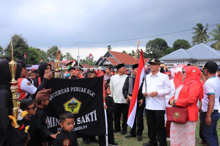 SAKSIKAN— Pj Wali Kota Rida Ananda menyaksikan pawai anak nagari dalam memeriahkan hut RI.