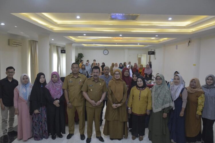 Selama Lima Tahun di Padang Panjang, Ada Penambahan Kesempatan Kerja untuk 2.607 Orang 1 Bimbingan Teknis— Peserta Sosialisasi dan Bimbingan Teknis (Bimtek) Pengendalian Pelaksanaan Penanaman Modal yang Menjadi Kewenangan Daerah Angkatan IV, V, VI berfoto bersama dengan Wawako Padangpanjang Asrul.