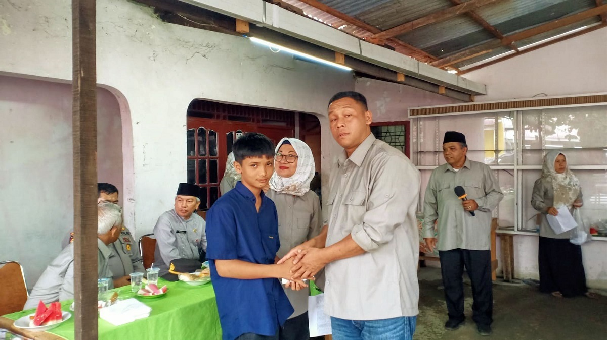 Aipda Dian WR serahkan bantuan kepada Zaki SMPN 6 Pegambiran Ampalu Kecematan Lubeg