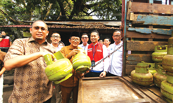 ”Kawal” Operasi Pasar Pertamina Sumbar, Andre Rosiade: Jangan lagi ada Kelangkaan LPG 3 Kg! 1 CEK PANGKALAN ELPIJI— Anggota Komisi VI DPR RI Andre Rosiade bersama Wako Padang Hendri Septa, dan Pertamina mendatangi dua lokasi pangkalan tempat Pertamina Sumbar menggelar OP elpiji 3 Kg di Pitameh, Lubuk Begalung dan Tunggul Hitam, Kototangah, Senin (31/7).