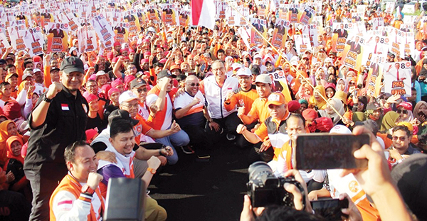 APEL SIAGA— Bacalon Presiden Koalisi Perubahan Anies Rasyid Baswedan, bersama Sekjen PKS Habib Abu Bakar Al Habsyi berfoto dengan para kader, simpatisan saat Apel Siaga Kader PKS se-Sumbar, Minggu (6/8) pagi.
