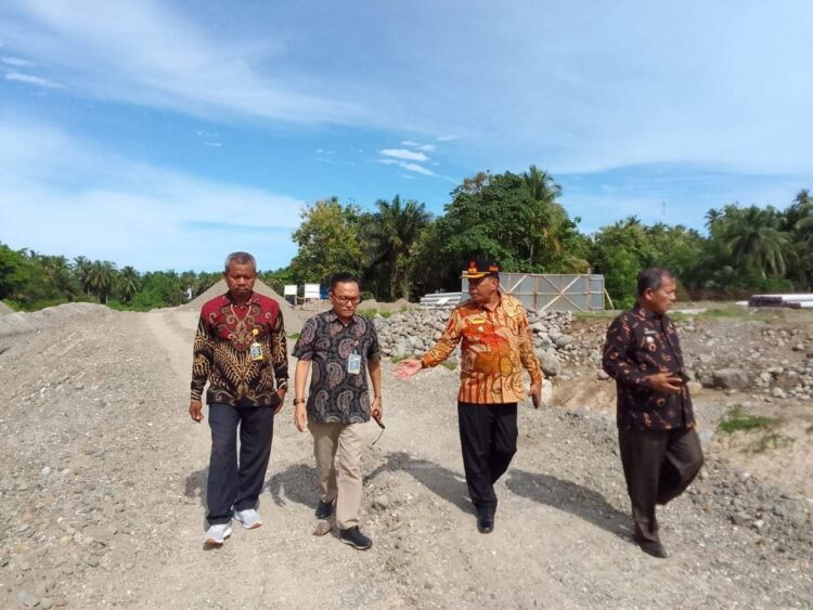 TINJAU BENDUNGAN—Wakil Bupati Padangpariaman Rahmang saat meninjau pembangunan bendungan Batang Aie, Sungai Limau.
