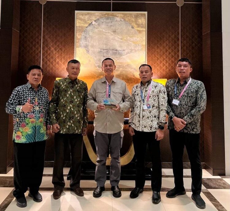 Kota Pariaman Raih Anugerah UI Green City Metric Rankings Tahun 2023 1 PENGHARGAAN—Wako Pariaman H Genius Umar saat menerima penghargaan.