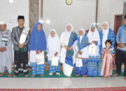 Apresiasi BKMT Kecamatan Malalak, Ny Yenni Beri Hadiah Jemaah Tertua