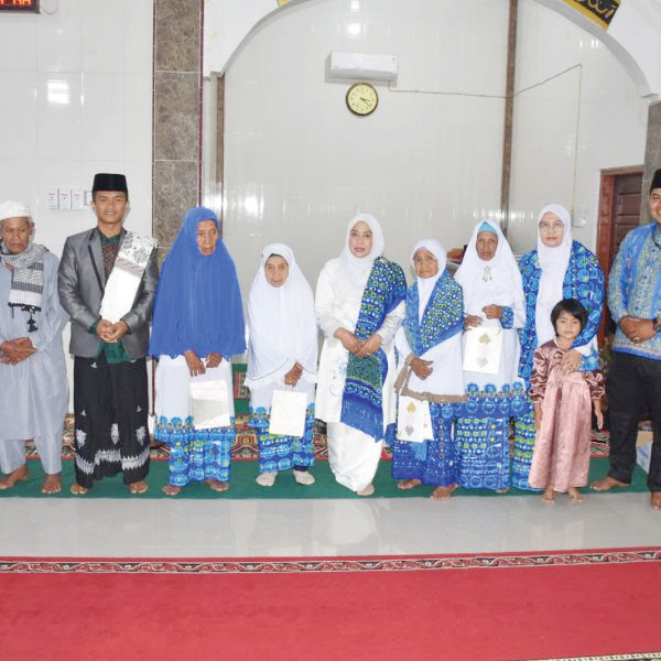 Apresiasi BKMT Kecamatan Malalak, Ny Yenni Beri Hadiah Jemaah Tertua 1 BINGKISAN— Ketua BKMT Kabupaten Agam, Ny Yenni Andri Warman memberikan bingkisan kepada jamaah tertua saat menghadiri wirid bulanan BKMT Kecamatan Malalak, di Masjid Al Muasyarah, Jorong Hulu Banda, Nagari Malalak Barat, Kecamatan Malalak, Jumat (11/8).