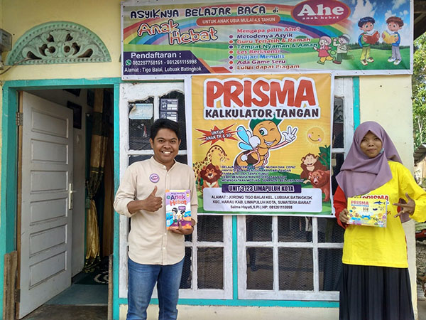 KALKULATOR TANGAN— Ari Fadli bersama istri Salma Hayati di tempat les membaca, berhitung cepat dengan kalkulator tangan dan Bahasa Inggris.