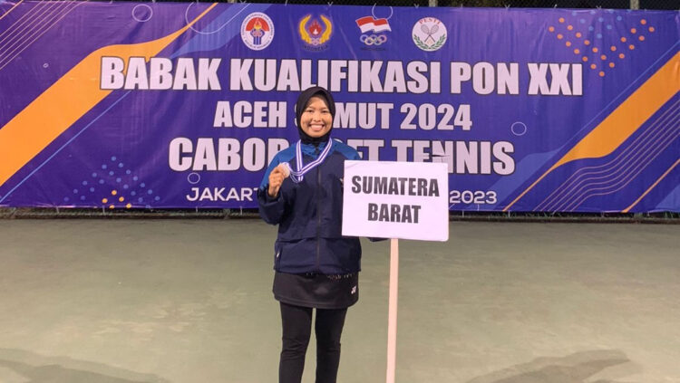 RAIH MEDALI— Atlet binaan Forum Komunikasi Karyawan Semen Padang Group (FKKSPG), Fukratuz Zakiah (20), menerima medali perak pada babak kualifikasi (Pra) PON cabang olahraga Soft Tennis yang digelar di Jakarta, 21-26 Agustus 2023.