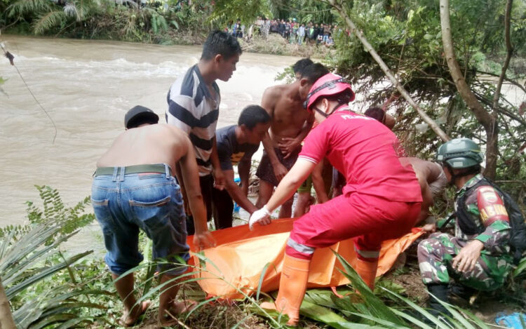 Mobil Pikap yang Dikendarai Terjun ke Jurang , Tragis! Kakak Beradik Tewas, Kedua Korban Hanyut Terbawa Arus Sungai 1 KECELAKAAN– Kondisi mobil pikap yang terjun ke jurang dan hanyut
terbawa ditemukan tersangkut di jembatan Jorong Ngungu, Nagari Salareh Aie, Kecamatan Palembayan. Sedangkan sopir bersama adik
perempuannya ditemukan meninggal dunia.