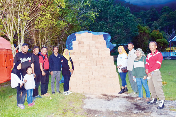 Bantu Korban Longsor Yayasan BKP Batam Salurkan 8000 Batubata