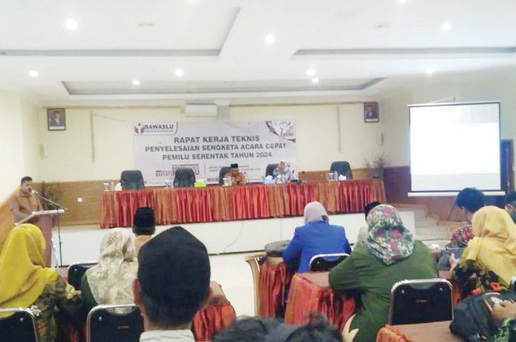 RAPAT TEKNIS— Bawaslu Kabupaten Solok Selatan, melaksanakan rapat teknis penyelesaian sengketa acara cepat bersama pengurus Partai Politik dan Panwascamlu, Jumat (11/8).