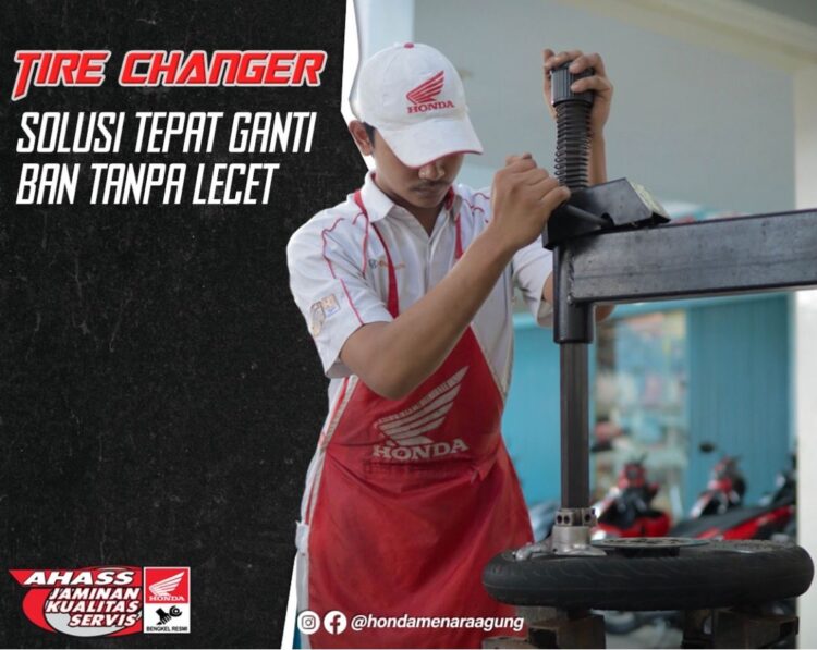 Dilengkapi Tire Changer, Ganti Ban Motor di Bengkel AHASS tanpa Lecet 1 GANTI BAN— Mekanik AHASS melakukan penggantian sepeda motor Honda dengan memakai alat tire changer.