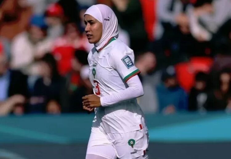 Mengenal Nouhaila Benzina, Pesepak Bola Hijaber Pertama di Piala Dunia Wanita 1 PESEPAKBOLA BERHIJAB— Nouhaila Benzina menjadi pemain perempuan pertama di Piala Dunia Wanita yang menggunakan hijab.
