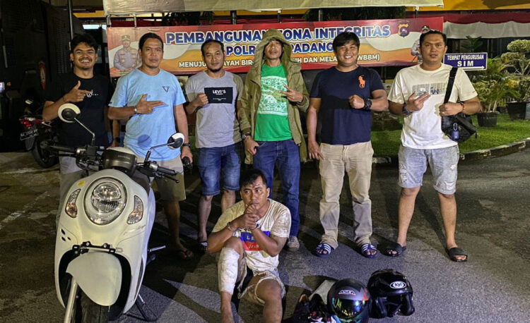 JAMBRET— Pelaku SH (26) yang merupakan spesialis jambret gelang emas ditangkap dan dihadiahi timah panas oleh Tim Klewang Polresta Padang.