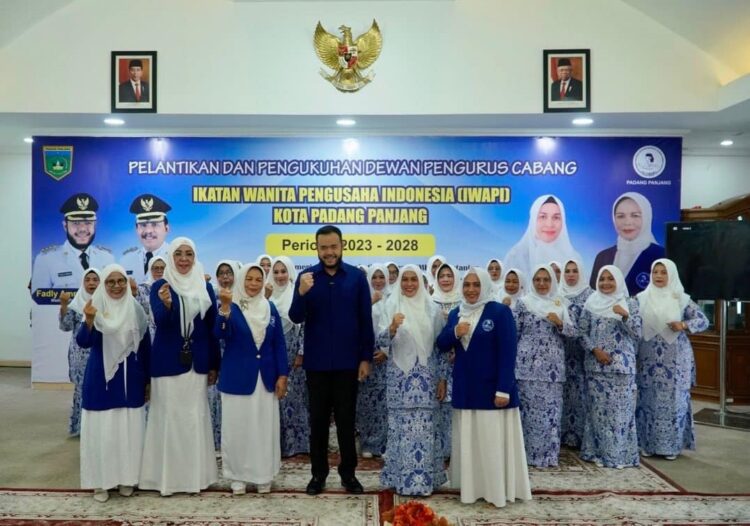 PELANTIKAN PENGURUS— Wali Kota, H. Fadly Amran, BBA Datuak Paduko Malano foto bersama usai acara pelantikan pengurus IWAPI.