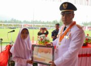 Bupati Sijunjung Benny Dwifa, Berikan Penghargaan pada 23 Orang Masyarakat