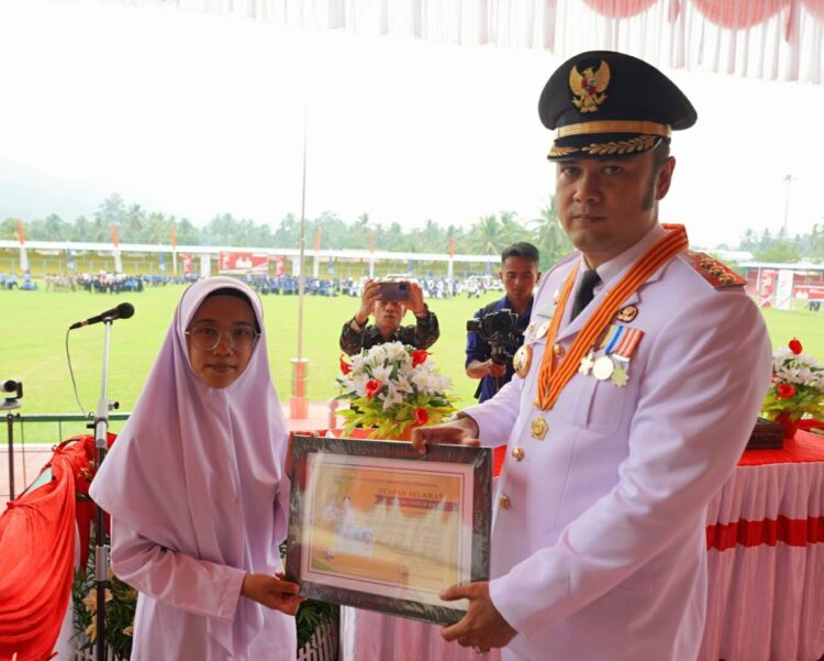 Berikan Penghargaan pada 23 Orang Masyarakat