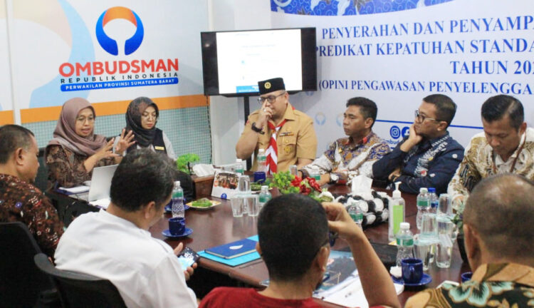 TUNTASKAN LAPORAN WARGA —Kepala Ombudsman Perwakilan Sumbar melakukan koordinasi dengan duduk bersama dengan Sekda Kota Padang Andree Algamar dan pejabat lainnya, dalam meningkatkan kualitas layanan publik di Pemerintah Kota Padang.