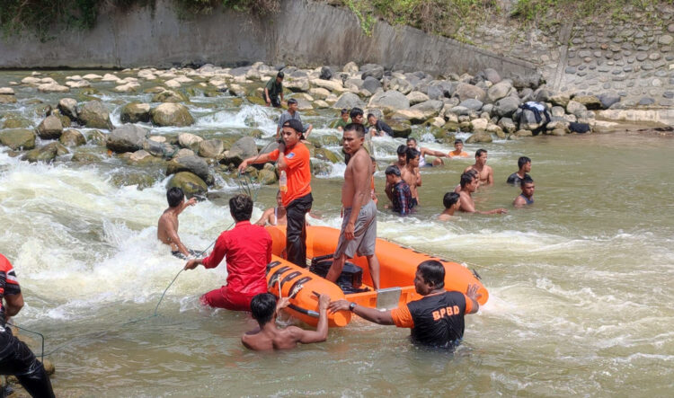 Bocah 10 Tahun Tewas Tenggelam di Kabupaten Agam 1 TEWAS TENGGELAM— Tim gabungan melakukan pencarian terhadap korban Amanda yang tenggelam di Sungai Batang Tiku, Agam, hingga ditemukan meninggal.
