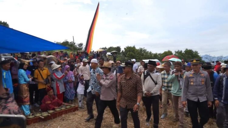 TRADISI BAKAUA— Bupati Tanahdatar Eka Putra menghadiri acara Tradisi Bakaua di Bukit Batu Besi Nagari III Koto Kecamatan Rambatan.