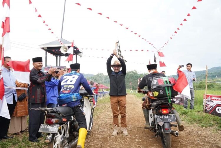 Bupati Eka Putra Buka GP Sawah Kantalunya RKRC Lintau 4 1 LEPAS PESERTA— Bupati Eka Putra melepas peserta GP Sawah Kantalunya RKRC Lintau 4, di Sirkuit Non Permanen Jorong Kawai, Nagari Batu Bulek, Kecamatan Lintau Buo Utara.