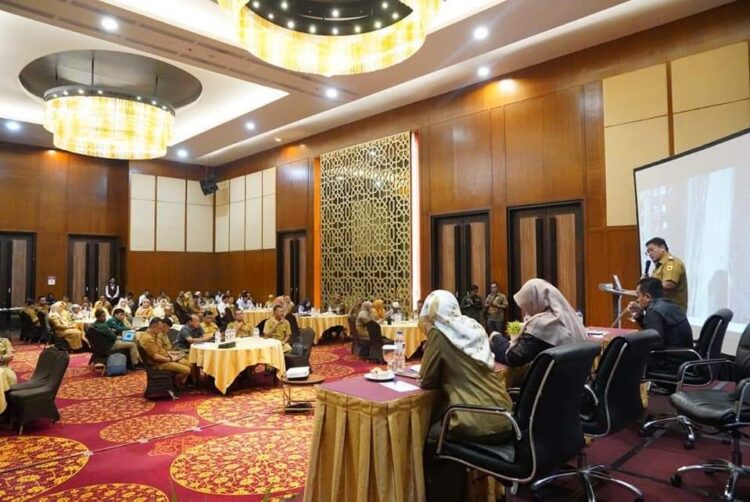 SAMBUTAN—Wabup Richi Aprian berikan sambutan saat rakor analisis dan perhitungan laju pertumbuhan ekonomi.