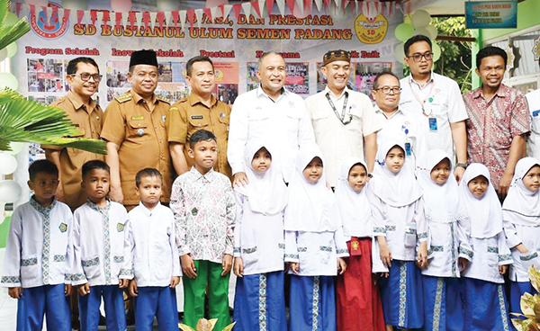 BANTUAN SEKOLAH— Direktur Keuangan & Umum PT Semen Padang Oktoweri menyerahkan bantuan biaya pendidikan sebesar Rp850 juta kepada SD Bustanul Ulum Semen Padang, yang merupakan sekolah di bawah naungan Yayasan Igasar Semen Padang.