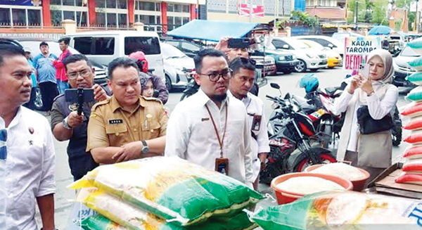 SIDAK KETERSEDIAAN BERAS— Pimpinan Perum Bulog Cabang Bukittinggi Muhammad Fakri Firdaus bersama Pemko Bukittinggi menggelar sidak stabilisasi pasokan dan harga pangan di Pasar Bawah, Selasa (29/8).